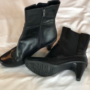 Kenneth Cole Reaction Black kitten heel boots